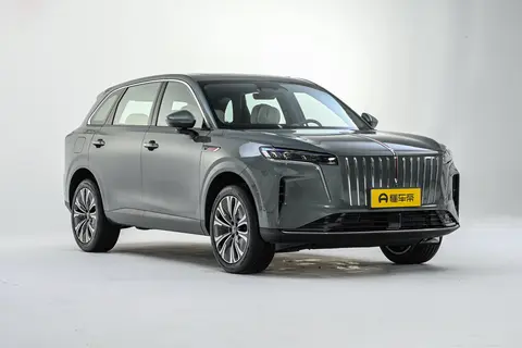 17.88万起售，搭鸿鹄混动+四屏联动，这车开着回家过年有面子！