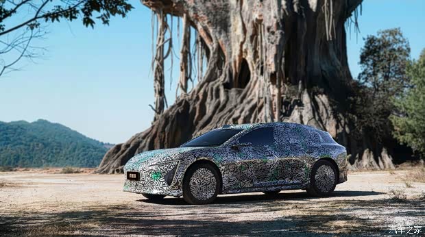 饱满车尾和扰流板太撩人！阿维塔“全新旅行车”官方谍照